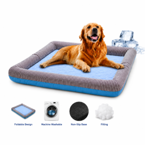 Alfombrilla refrescante para mascotas de seda fr&iacute;a con un perro tumbado sobre la superficie acolchada azul y borde a rayas.