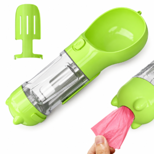 Botella de agua port&aacute;til 3 en 1 para mascotas en color verde, con compartimento transparente y dispensador de bolsas