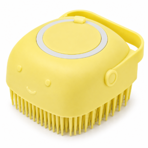 Cepillo de ba&ntilde;o de silicona para mascotas con dispensador de champ&uacute; integrado en color amarillo.