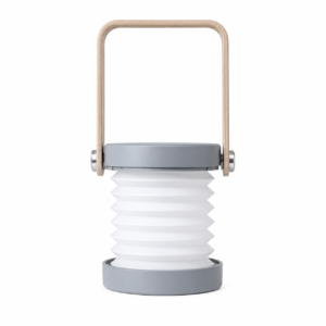 Lámpara LED recargable en color gris verde con asa de madera, modo farol