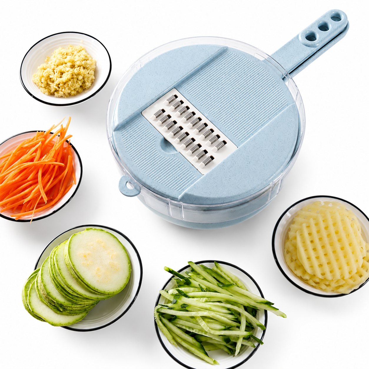 Verduras cortadas y ralladas con la mandolina multifunción, incluyendo zanahoria, calabacín, pepino y patata